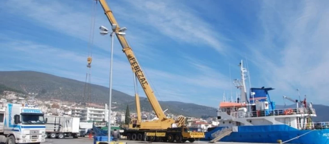 Αποκολλήθηκε το πλοίο προσάραξε στο λιμάνι της Στυλίδας